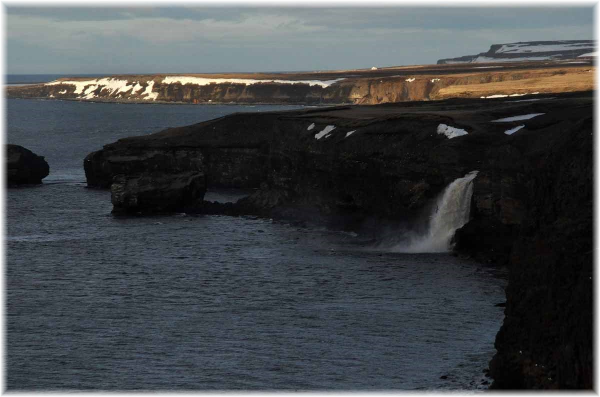 Im Norden Islands, Wasserfall an der Steilküste