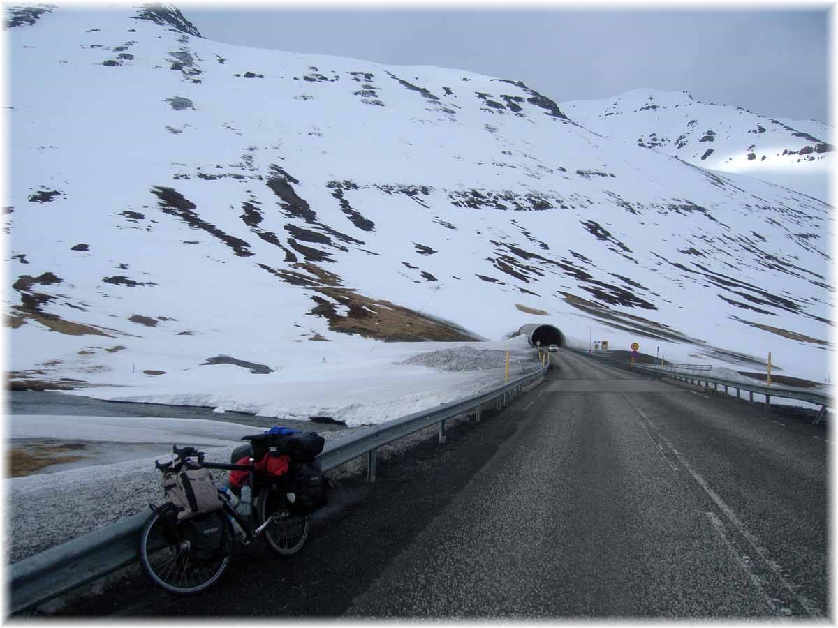 Im Norden von Island, Tunnel