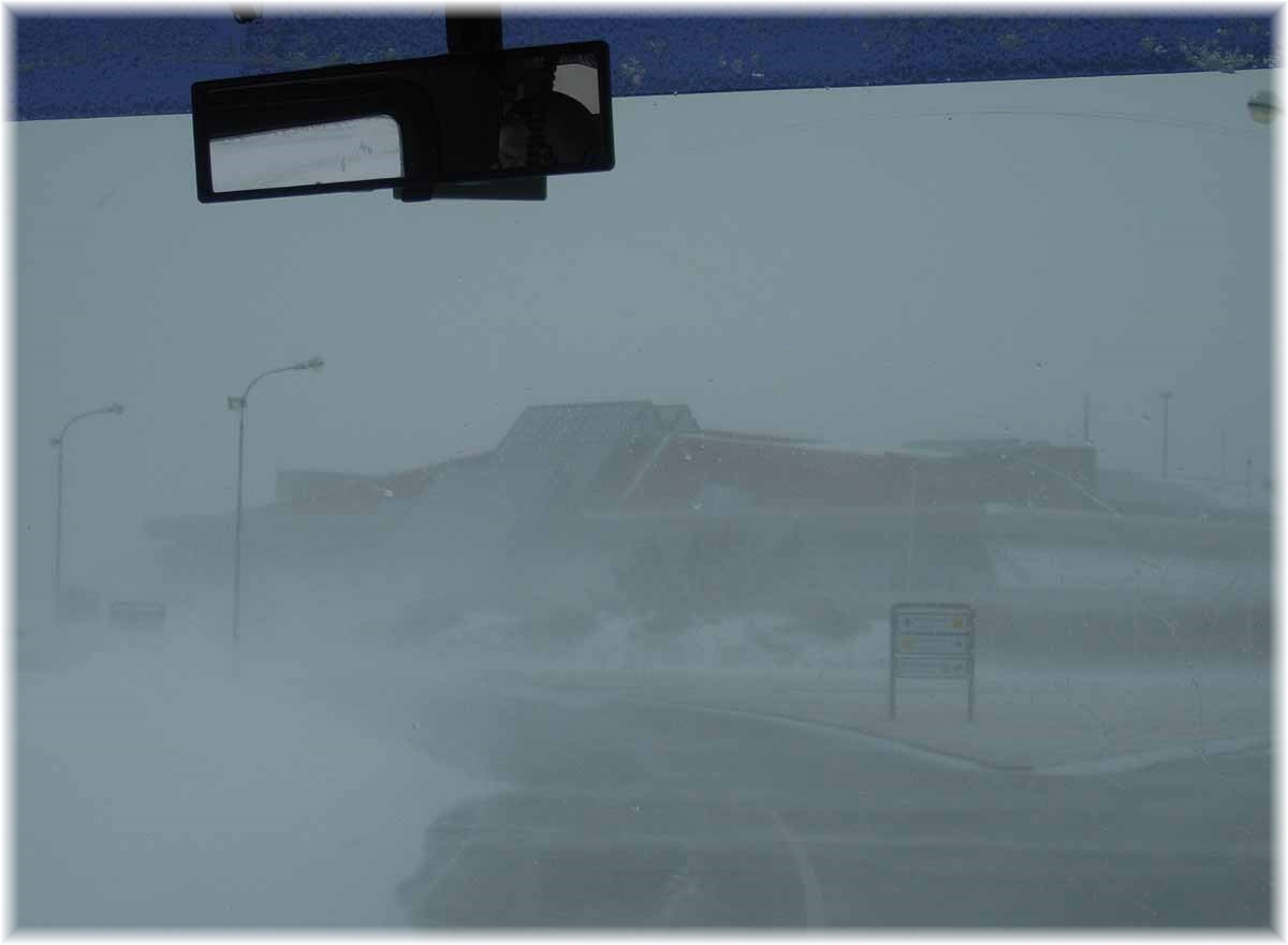 Flughafen Keflavík im Schneetreiben