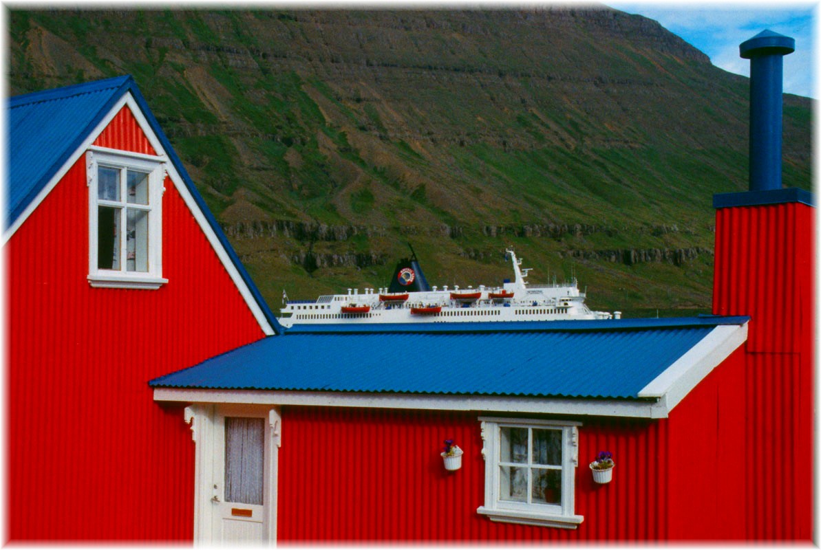 Die Norröna in Hafen von Seydisfjördur