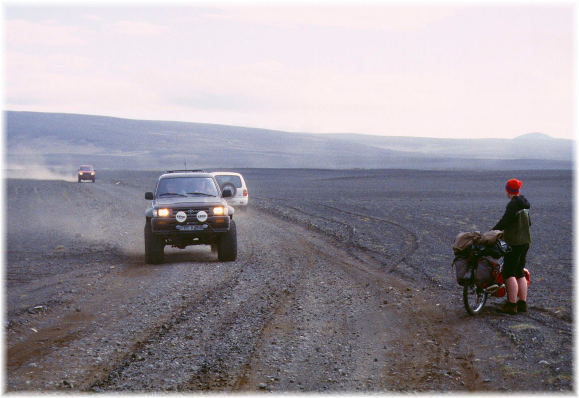 Geländewagen im Hochland