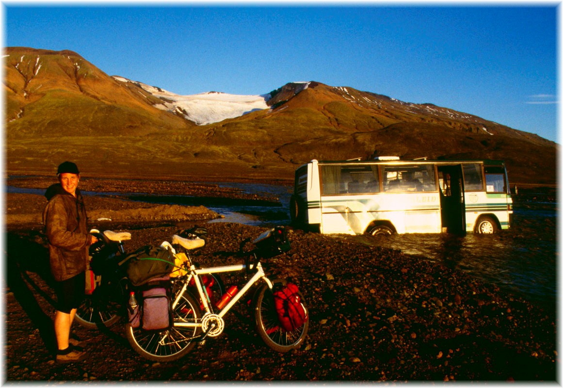 Tungnafellsjökull, ein Bus steckt in einer Furt fest