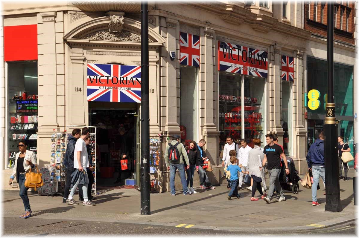 Nordseeküstenradweg, North Sea Cycle Route, Souvenirladen an der Oxford Street in London