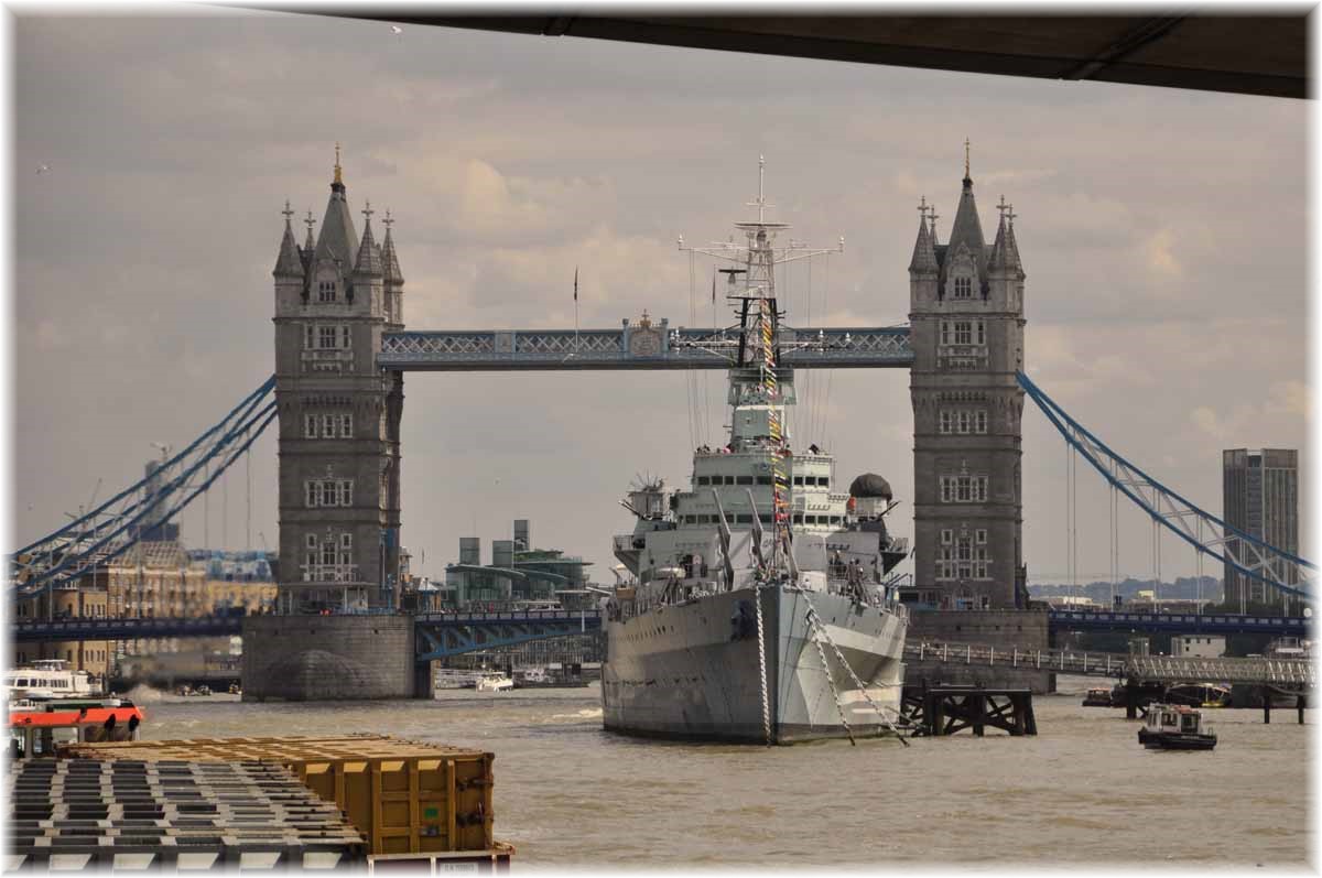 Nordseeküstenradweg, North Sea Cycle Route, London, Tower Bridge und der WWII-Kreuzer Belfast