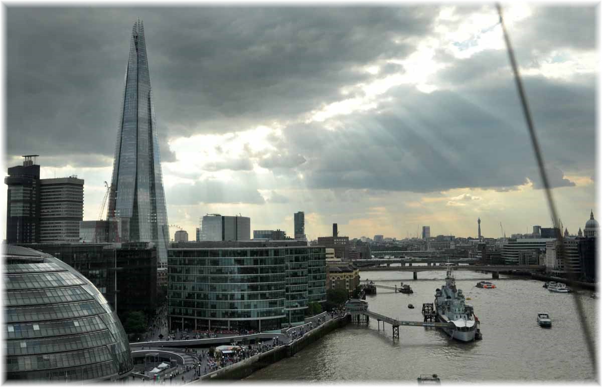 Nordseeküstenradweg, North Sea Cycle Route, London, Blick von der Tower Bridge auf die Themse