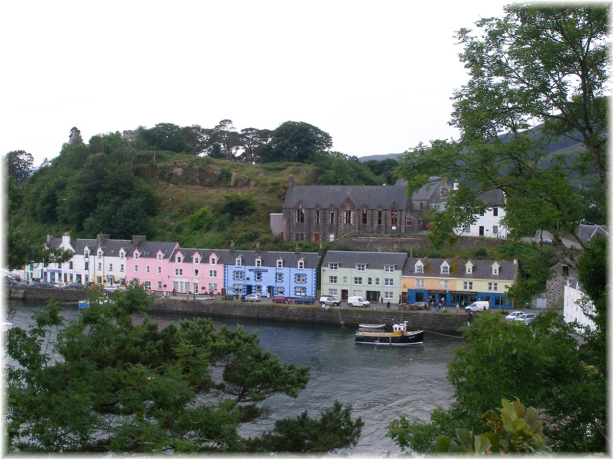 Blick auf den kleinen Ort Portree