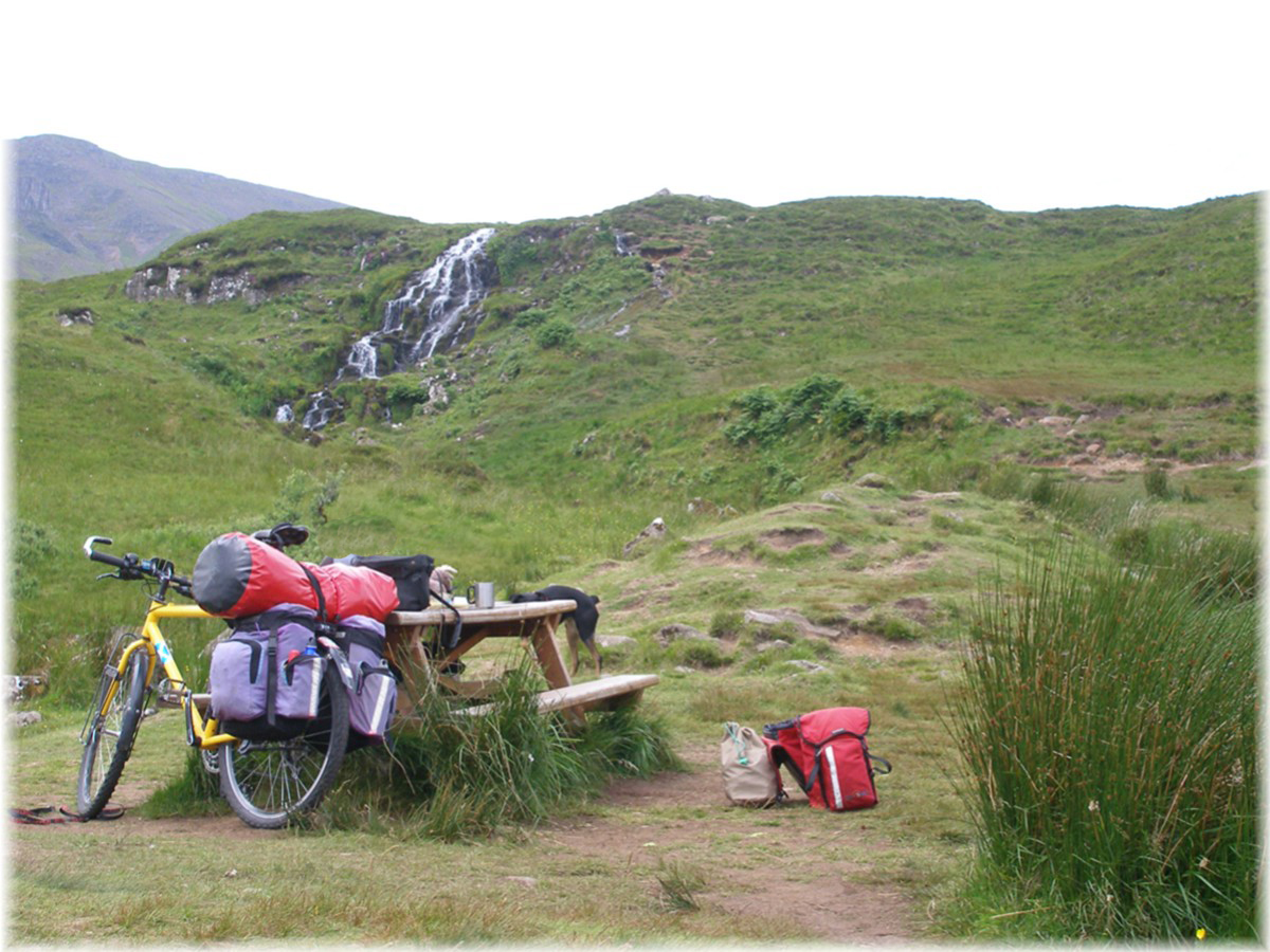 Schottland - Pausenplatz mit Wasserfall