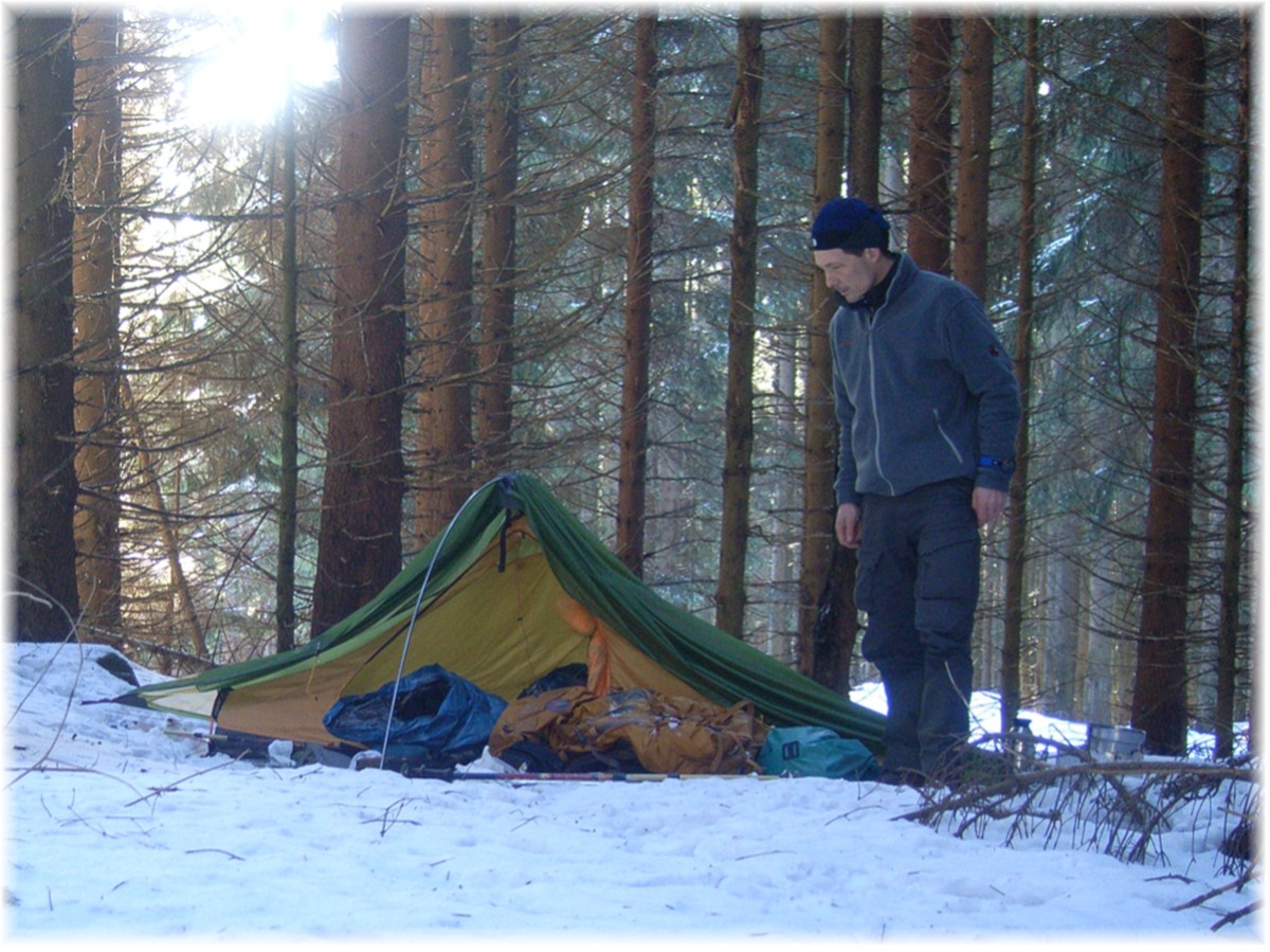 Wanderer am Zelt Exped Vela 1