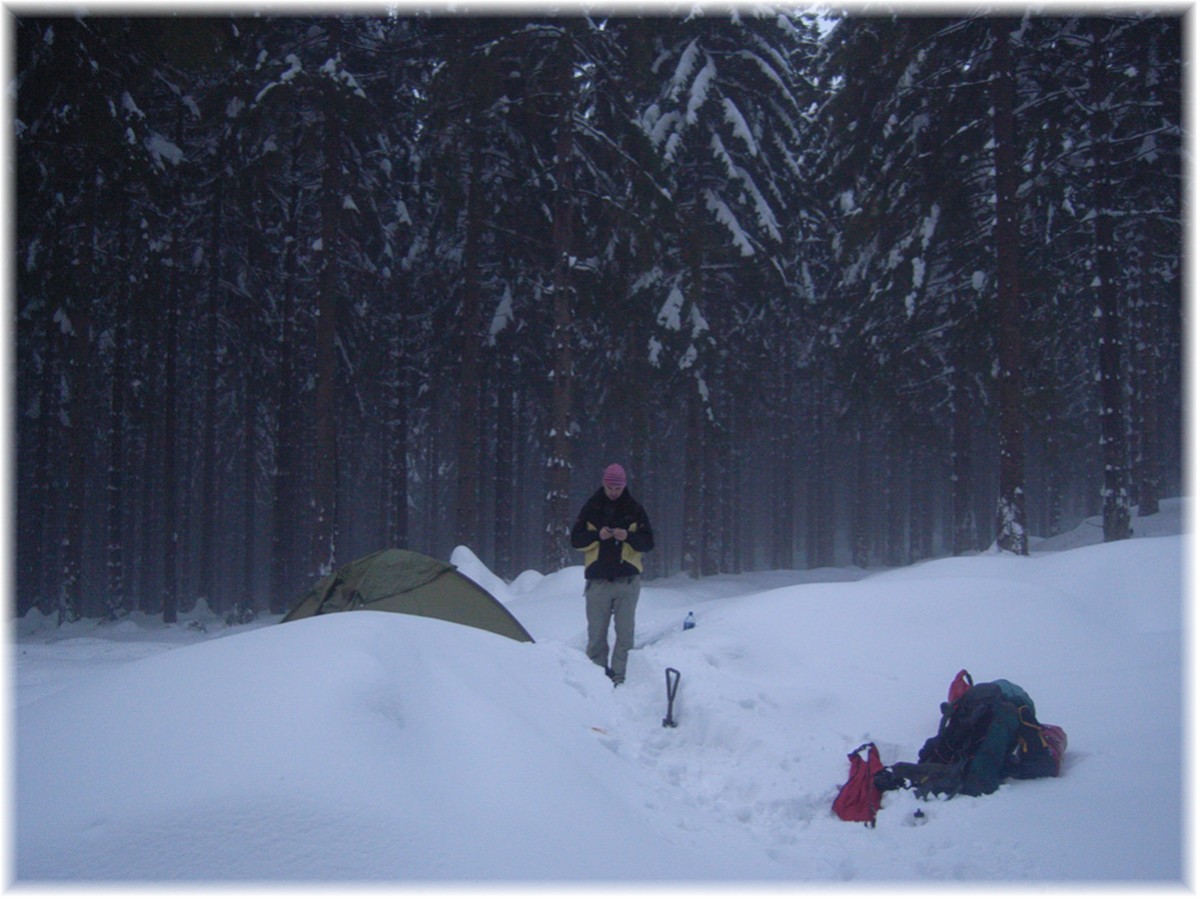 Zelt im verschneiten Harz