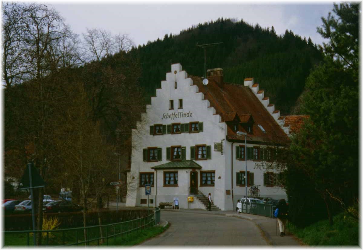 Fernwanderweg E1, Gasthaus Scheffellilnde in Achdorf