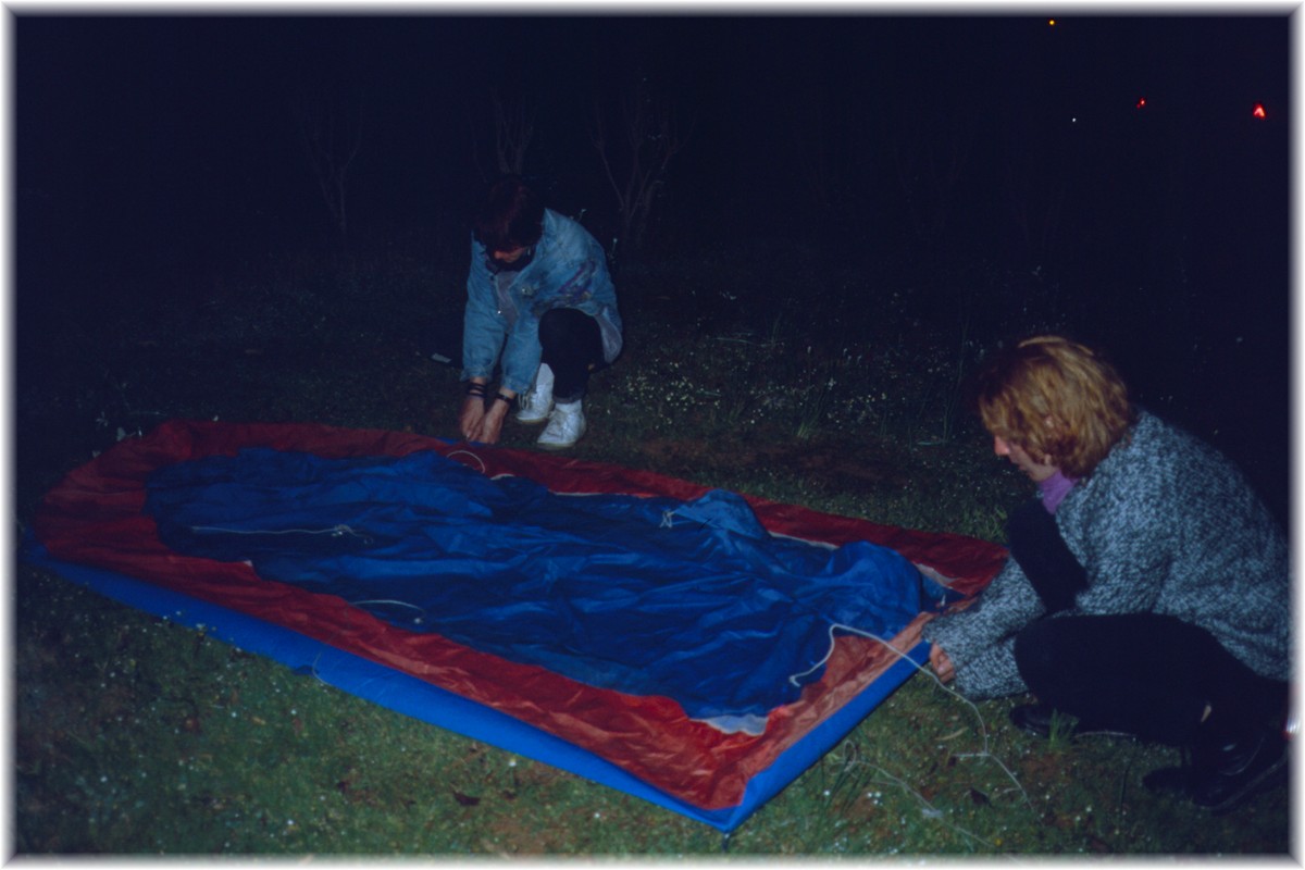 Nächtlicher Zeltaufbau auf dem Athener Campingplatz