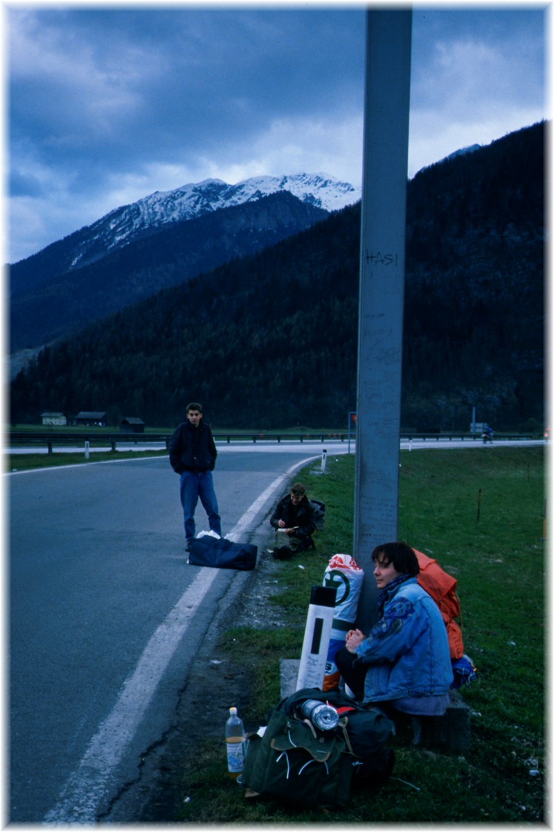 Warten an der Autobahn