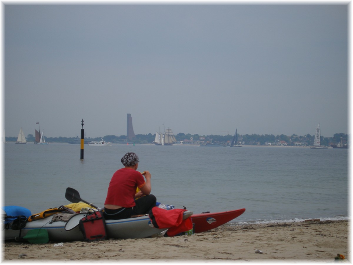 Falckensteiner Strand: Pause mit Blick auf das Marineehrenmal Laboe