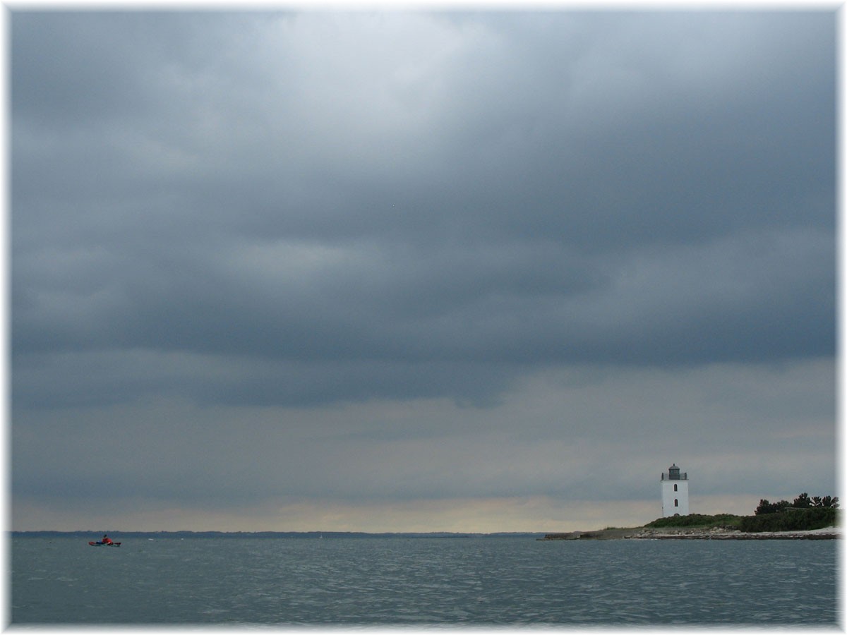 Im Kajak vor der dänischen Insel Bg mit ihrem kleinen Leuchtturm