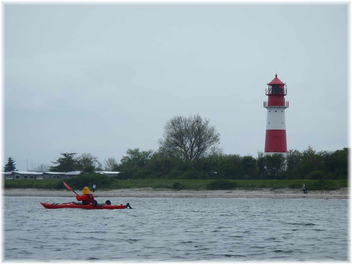 Kajak vor Falshöft, Leuchtturm