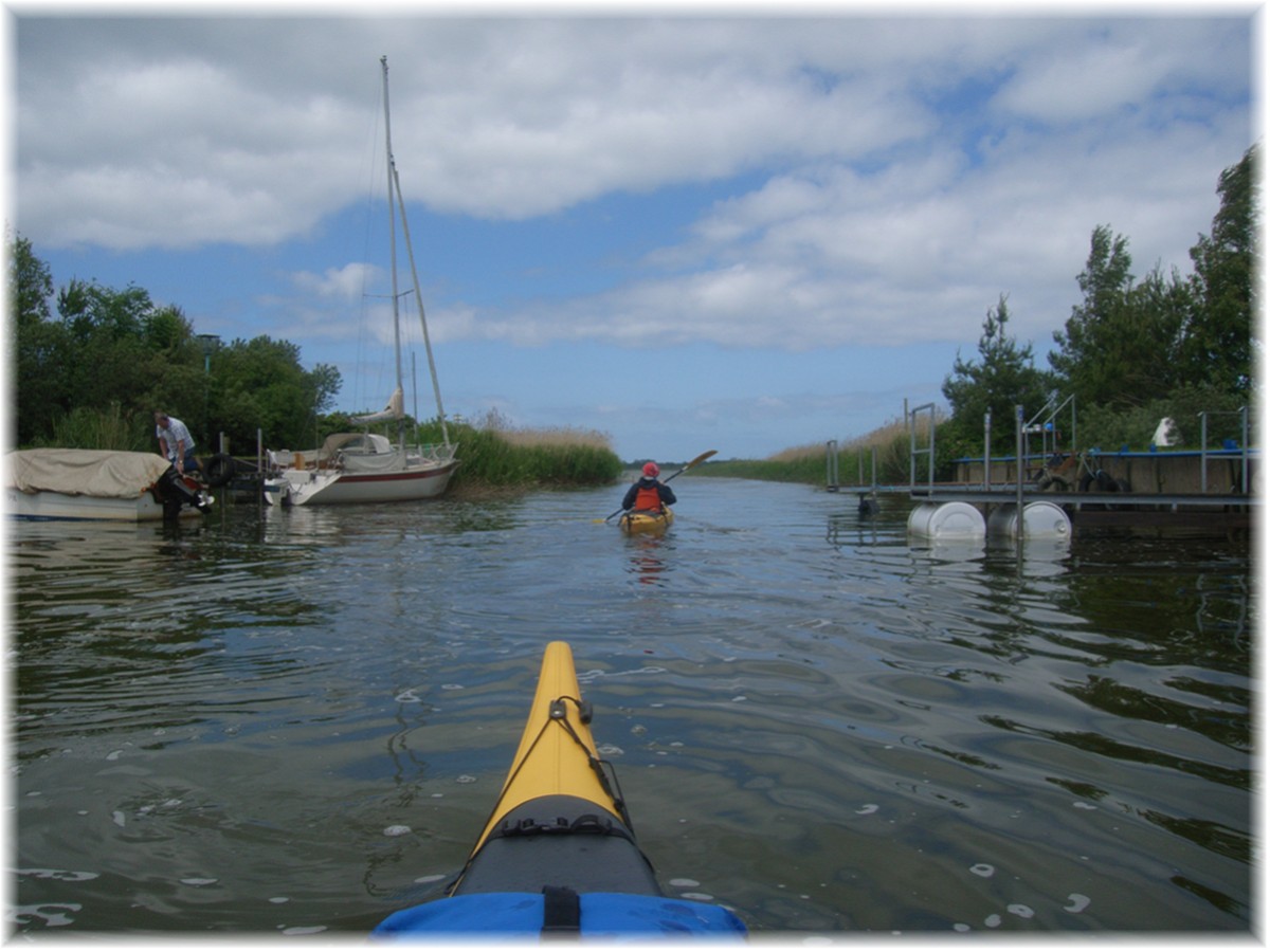 Ausfahrt aus dem kleinen Hafen von Kinnbackenhagen